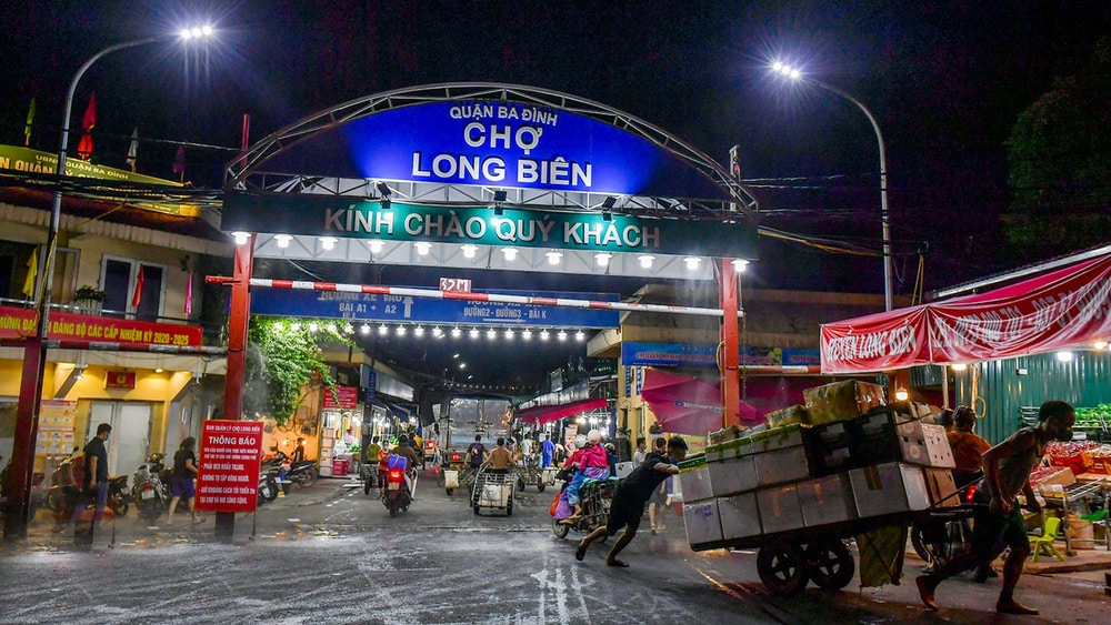 Chợ Long Biên nằm tại quận Ba Đình